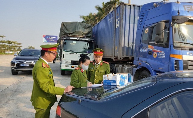 Triệt phá 300 tấn hàng nhập lậu từ Trung Quốc